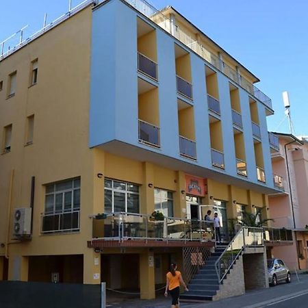 Hotel Berna Римини Экстерьер фото