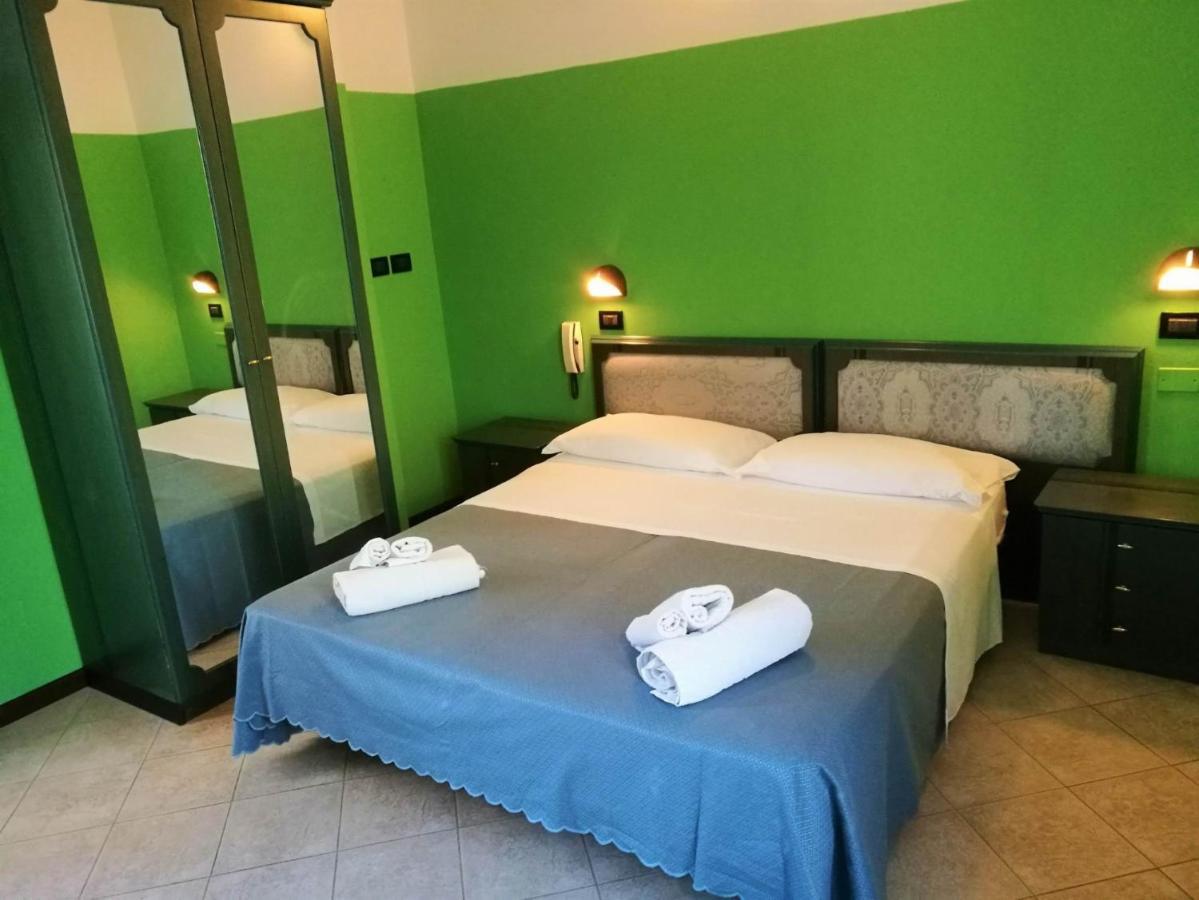 Hotel Berna Римини Экстерьер фото